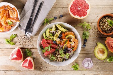 Greyfurtlu kinoa salatası, avokado ve karides. Vejetaryen Buda kasesi