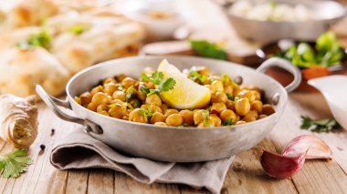 Kişniş, naan ve pilavlı nohut körisi.