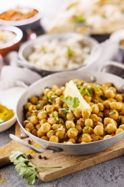 Körili nohut, hintli dhal pilav ve naan ekmeği.