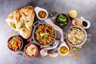 Hint naan ekmeği, köri, pirinç ve baharat.