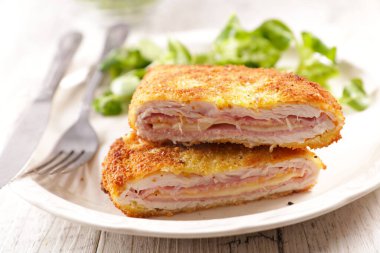 Tabakta marullu Cordon bleu.