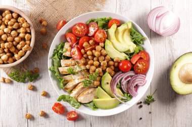 avokado, ızgara nohut, tavuk ve domatesli sağlıklı vejetaryen Buda kasesi.