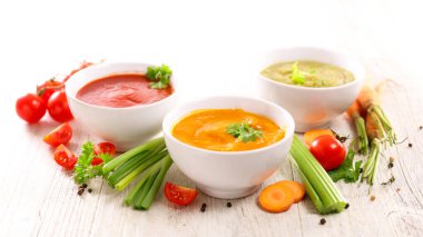 Taze malzemeli bir kase çorba.