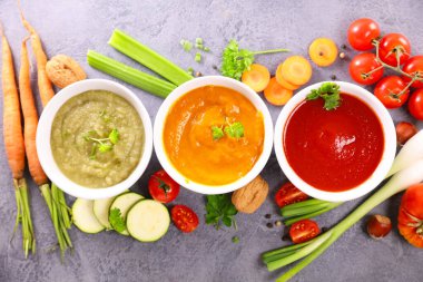 Taze malzemeli bir kase çorba.