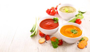 Taze malzemeli bir kase çorba.