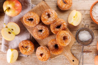 Ahşap arka planda lezzetli elmalı çörek.