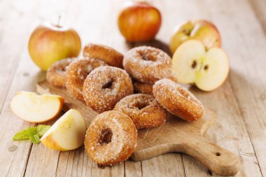 Ahşap arka planda elmalı çörek.