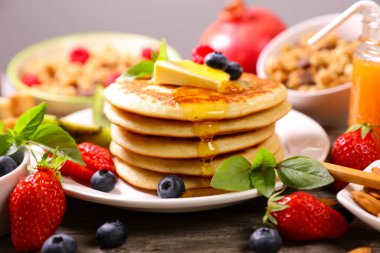 Böğürtlenli, tereyağlı ve şuruplu Amerikan gözlemeleri.