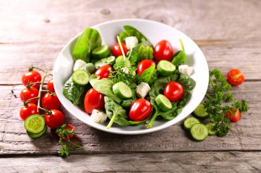 Domates ve salatalıklı ıspanak salatası. sağlıklı beslenme