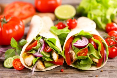 Sebzeli tortilla ekmeği ve ızgara tavuk.