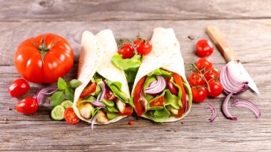 Sebzeli tortilla ekmeği ve ızgara tavuk.