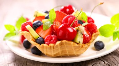 Taze meyve salatalı bisküvi kasesi (ahududu, yabanmersini, çilek, vişne)