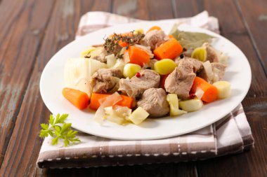 Sebzeli ve kremalı dana güveç, Blanquette de veau