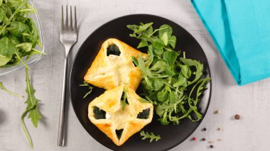 ıspanak ve peynirle doldurulmuş puf böreği. sağlıklı beslenme