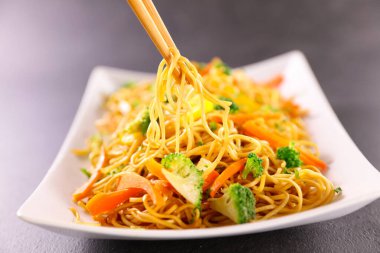 Sebzeli kızarmış şehriye ve soya sosu. Asya vejetaryen yemekleri