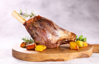 Tahtada kızarmış kuzu pirzola.