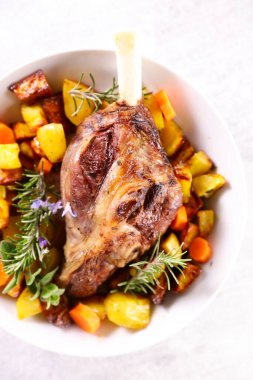 Kızarmış kuzu pirzola, sebze ve biberiye