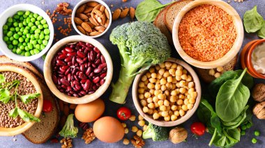 Vegan Protein besin kaynakları seçimi, bacaklar ve sebzeler.