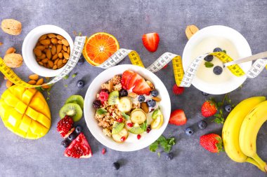 Granola ve meyveli kahvaltı. sağlıklı beslenme, diyet gıda konsepti