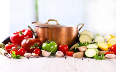 Çorba ya da diğer yemekler için çiğ sebzeli güveç.