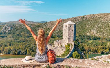 Bosna 'daki mutlu gezgin kadın seyahat, turizm, tatil beldesi Balkanlar