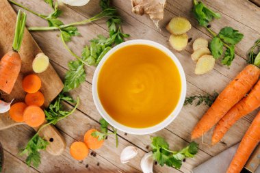 ahşap masa üzerinde sebze çorbası