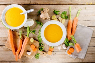 ahşap masa üzerinde sebze çorbası