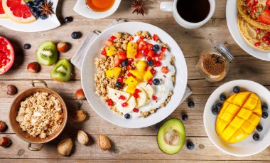 Bir kase mısır gevreği, meyve ve yoğurt.
