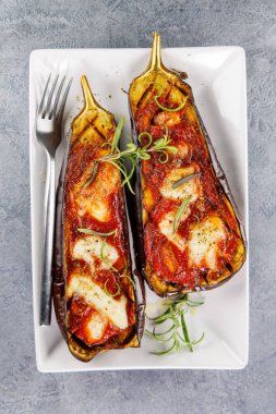 Domates soslu kızarmış patlıcan ve mozzarella.