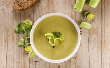 Pırasa Çorbası ahşap arka plan üzerinde