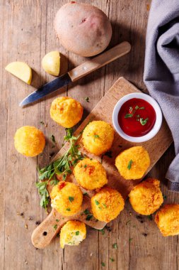 Baharatlı soslu kızarmış toplar.