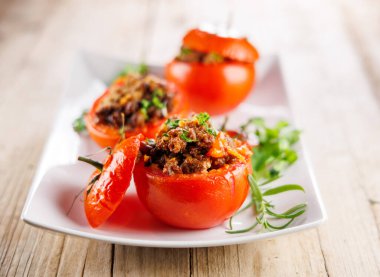 Doldurulmuş domates ve et tabağı, konforlu ev yemeği. 