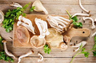 Ahşap tahtada yenilebilir mantar seti