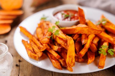 Kızarmış tatlı patates, sağlıklı patates kızartması.