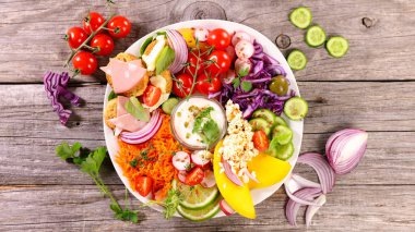 Karışık sebze salatası, sağlıklı yemek.