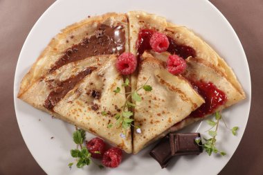 Çikolatalı ve reçelli leziz krep