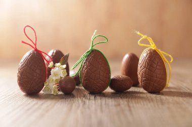 Ahşap arka planda çikolatalı Paskalya yumurtaları