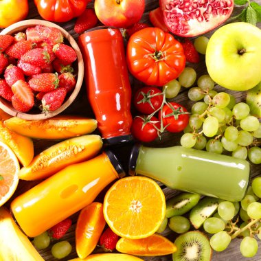 Taze sıkılmış meyve suyu ve taze meyveler. 