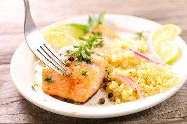 Kızarmış somon bifteği ve bulgur.