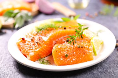 otlar ve limon ile somon fileto