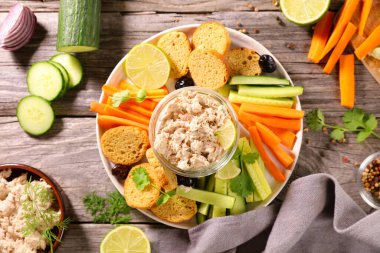 parti sebze tepsisi ve sos.