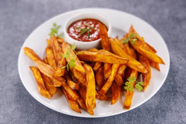 Baharatlı patates kızartması.