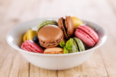 Bir kase karışık Fransız kurabiyesi.