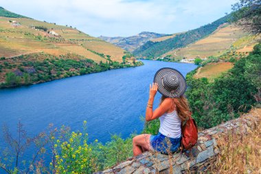 Portekiz 'de Douro Vadisi' ni Keşfeden Genç Kadın