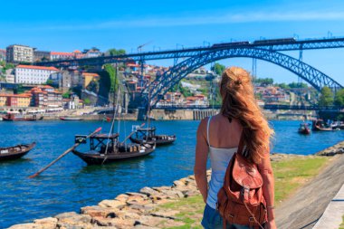 Genç Gezgin Porto 'da River, Bridge ve Rabelo Boats ile. Portekiz Seyahat, Turizm 