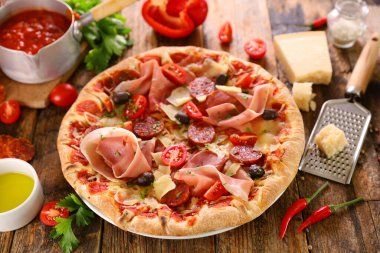 Domates soslu pizza, jambon, zeytin ve mozzarella.