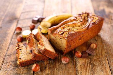 Ahşap arka planda fındıklı muzlu ekmek