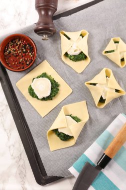 Keçi Peyniri ve Ispanaklı Puf Böreği Hazırlanıyor