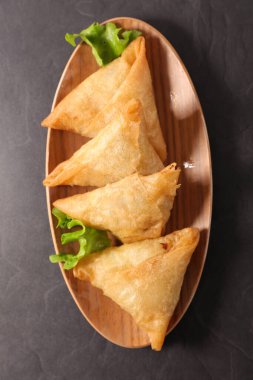 Marul, Hint ya da Asya yemekli çıtır Samosa