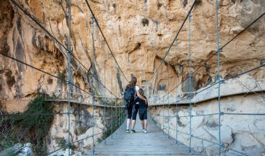  Anne ve Oğul Askıya Alınan Köprüde - Macera ve Keşif